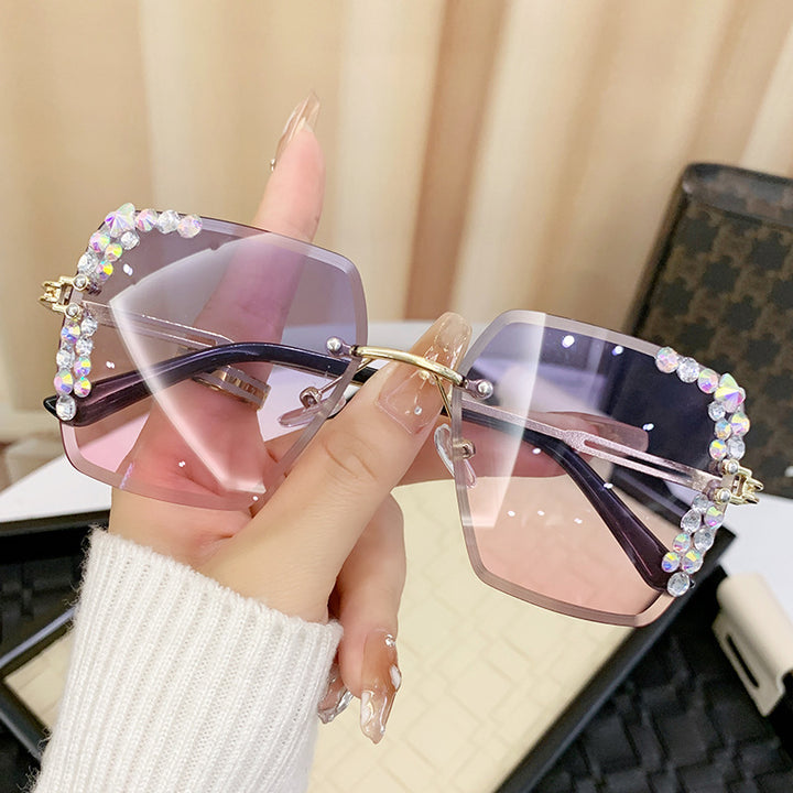 Ladies sunglasses with extravagant rhinestone frame Bowlift