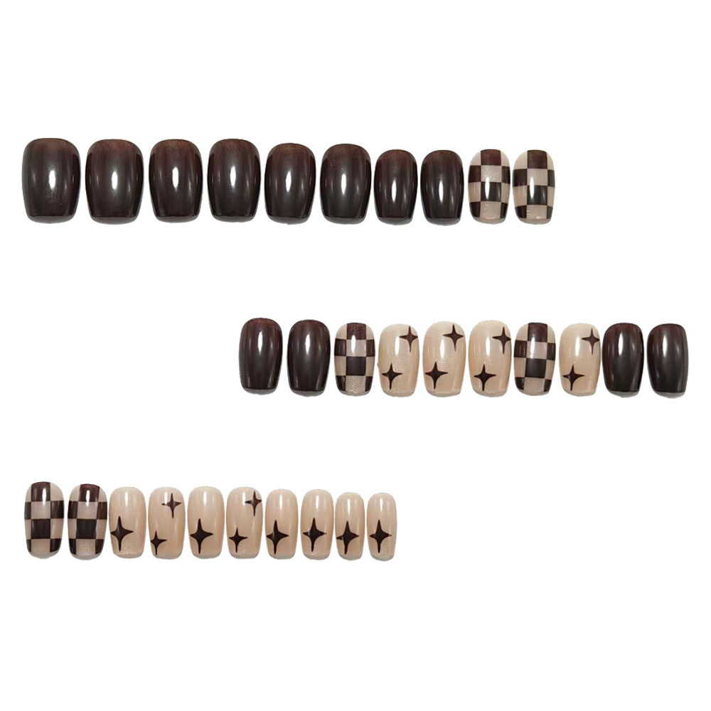 Artificial Nails in Elegant Checkered Pattern Bowlift