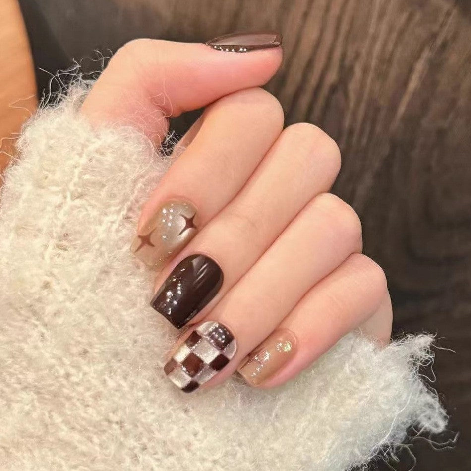Artificial Nails In Elegant Glitter Finish Bowlift