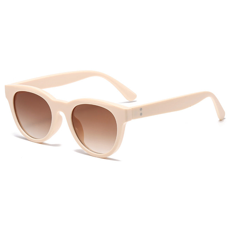 Women Fashionable Oversized Sunglasses in Elegant, Curved Design Bowlift