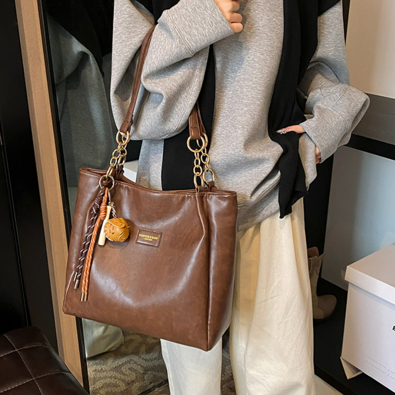 Luxurious Vintage-Inspired Handbag Bowlift