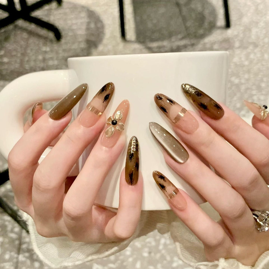 Artificial nails with elegant gold embellishments Bowlift