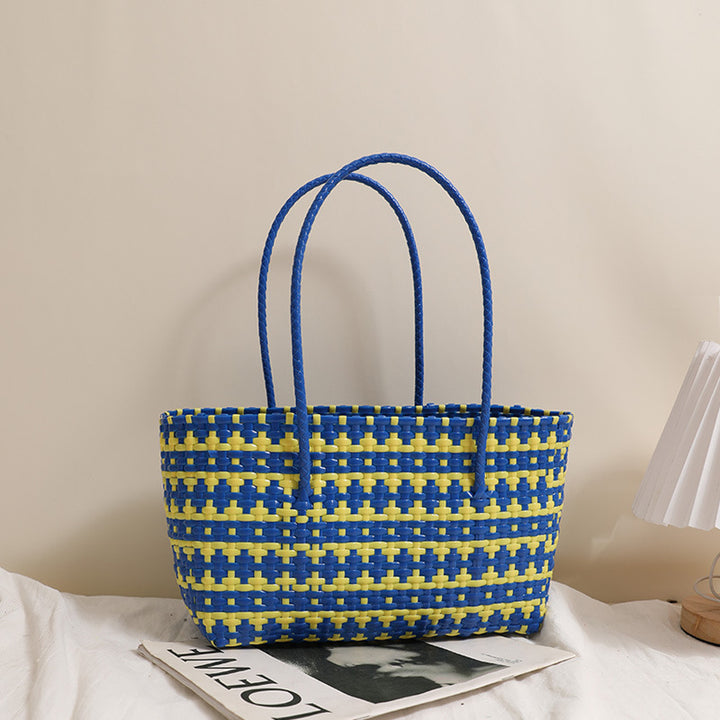 Braided straw bag with color-contrasting stripes Bowlift