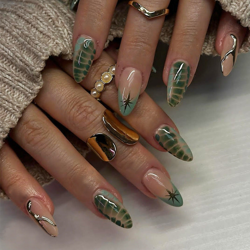 Artificial nail set with creative leaf design and elegant glitter accents Bowlift