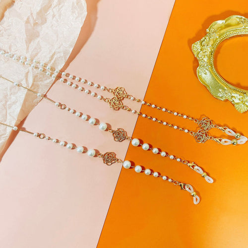 Sparkling glasses holder chain with pearls and floral pendants Bowlift