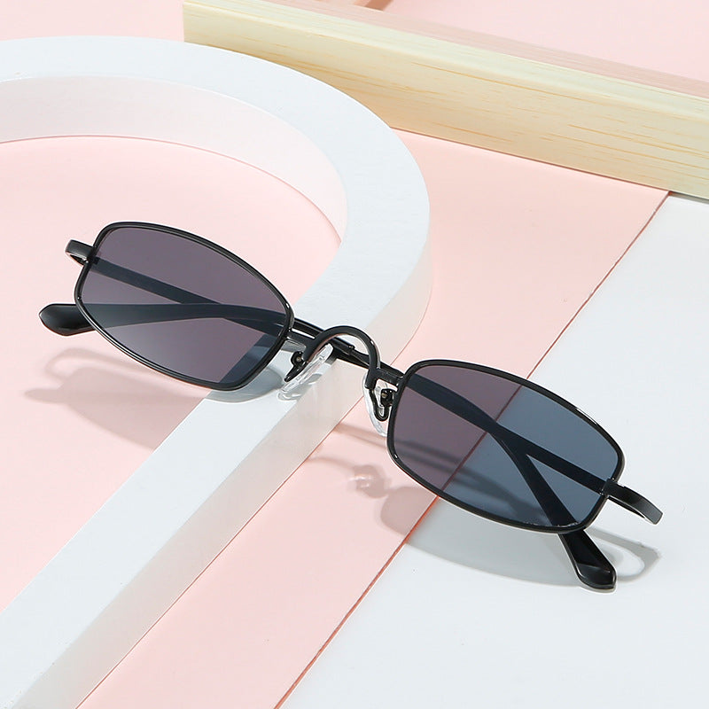 Women's fashionable sunglasses in futuristic design Bowlift