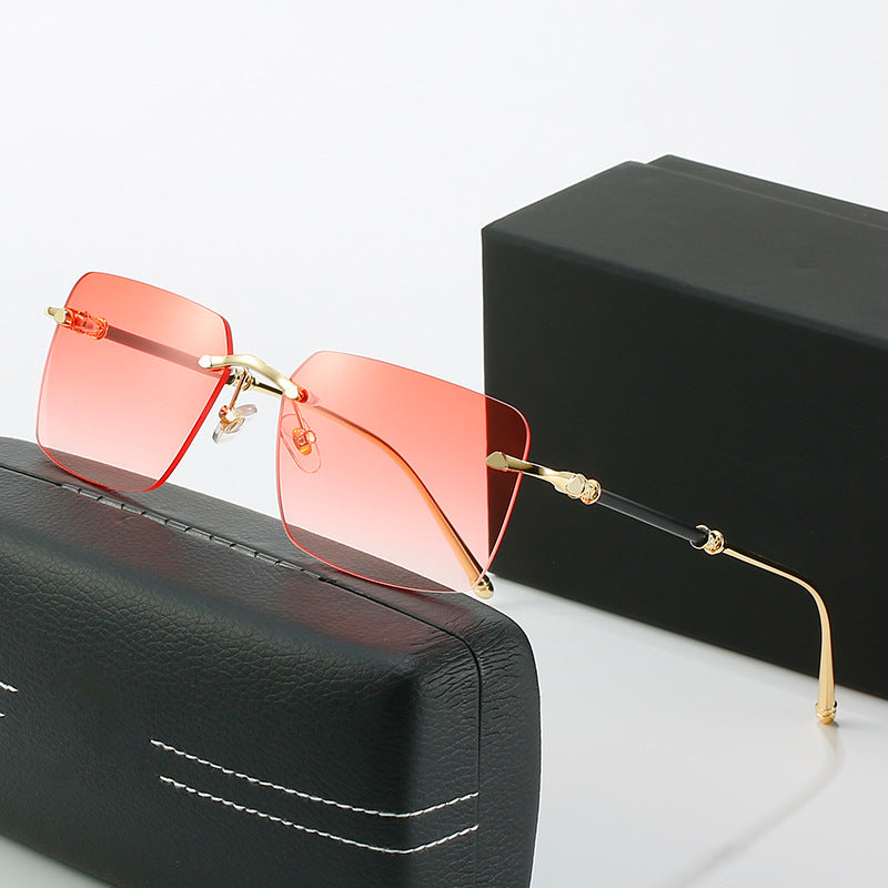 Women's fashionable sunglasses with square frame and luxurious accents Bowlift