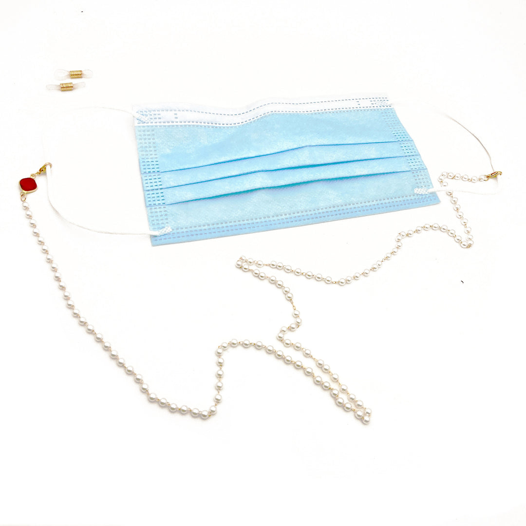 Elegant pearl necklace with golden accents Bowlift