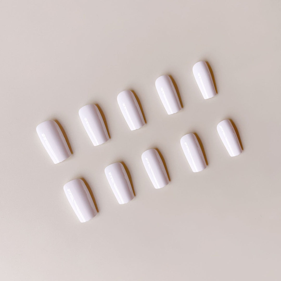 Artificial nail set with luxurious high gloss finish Bowlift