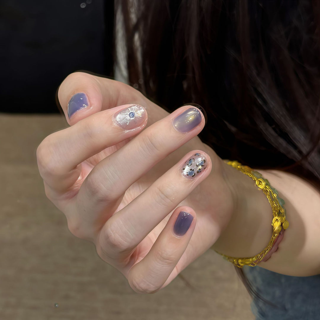 Glamorous artificial nails with elegant glitter elements Bowlift
