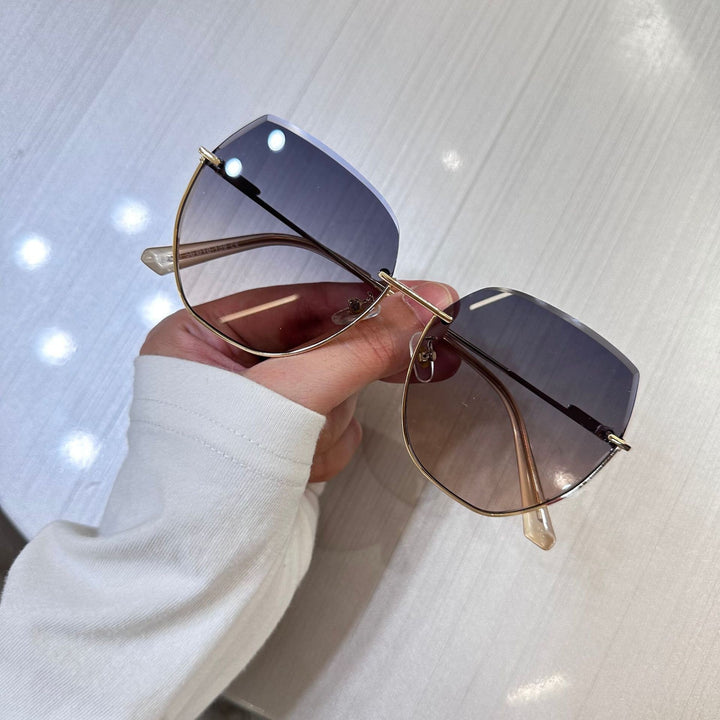Women's sunglasses with an elegant, wide frame and luxurious accents Bowlift