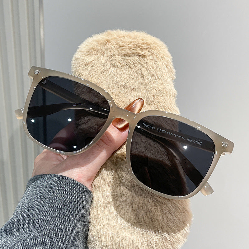 Ladies sunglasses in a modern square design with UV protection Bowlift