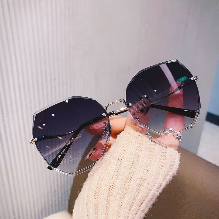 Women oversized sunglasses with stylish, faceted frame Bowlift