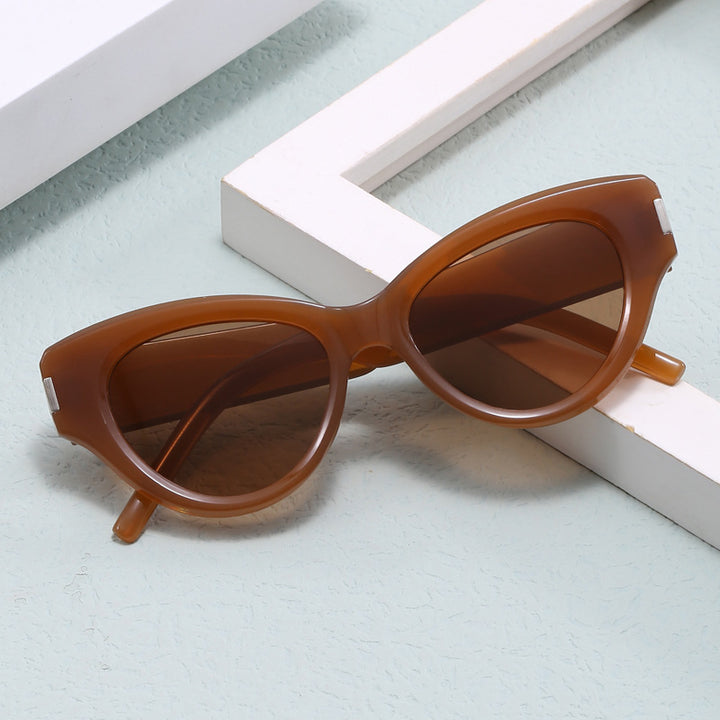 Ladies Cat-Eye Sunglasses with modern, eye-catching design Bowlift
