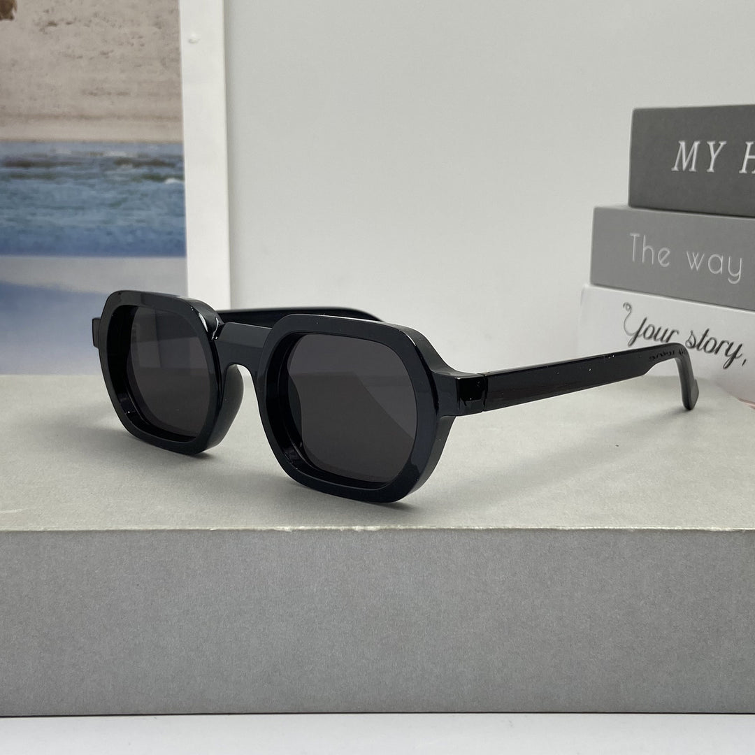Women’s fashionable sunglasses in modern design with wide frame Bowlift
