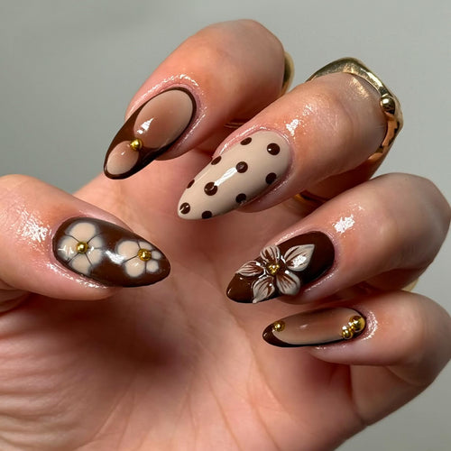 Artistic Fingernails in Elegant Design with 3D Flower Accents Bowlift