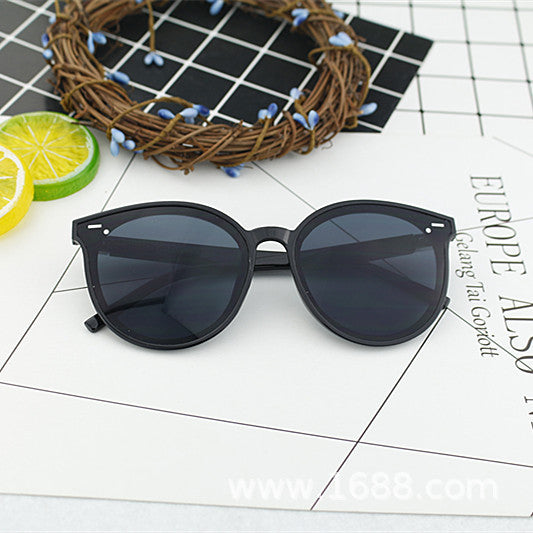 Ladies elegant sunglasses with modern frame Bowlift