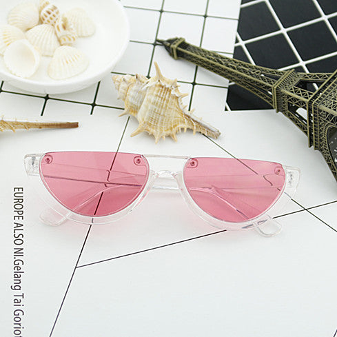 Women Cat-Eye Glasses with distinctive frame and mirrored lenses Bowlift