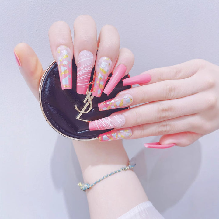 Nail art set with glittering accents and trendy design Bowlift