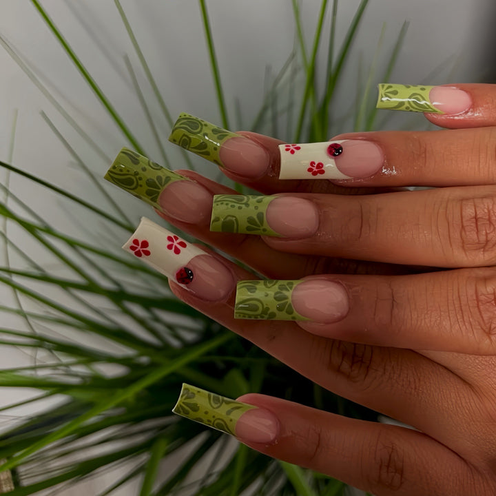 Creative Floral-Inspired Press-On Nail Extensions Bowlift