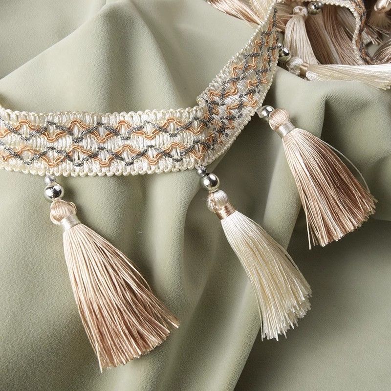 Decorative tassel trim Bowlift