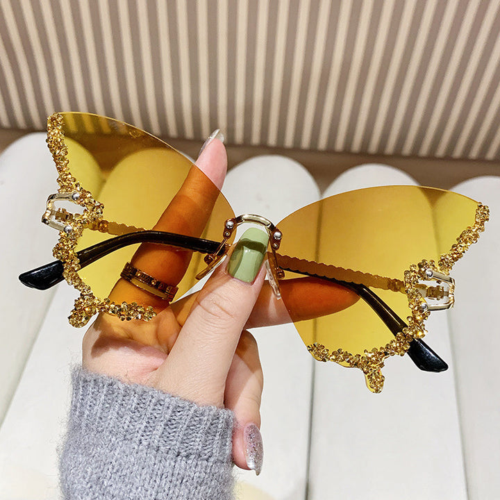 Ladies extravagant Cat-Eye sunglasses with dazzling rhinestone embellishments Bowlift