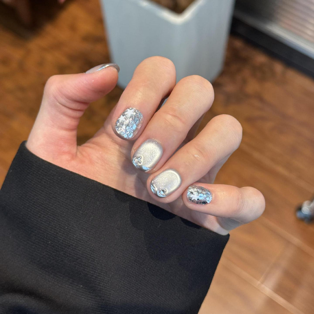 Glamorous artificial nails with radiant metallic finish Bowlift