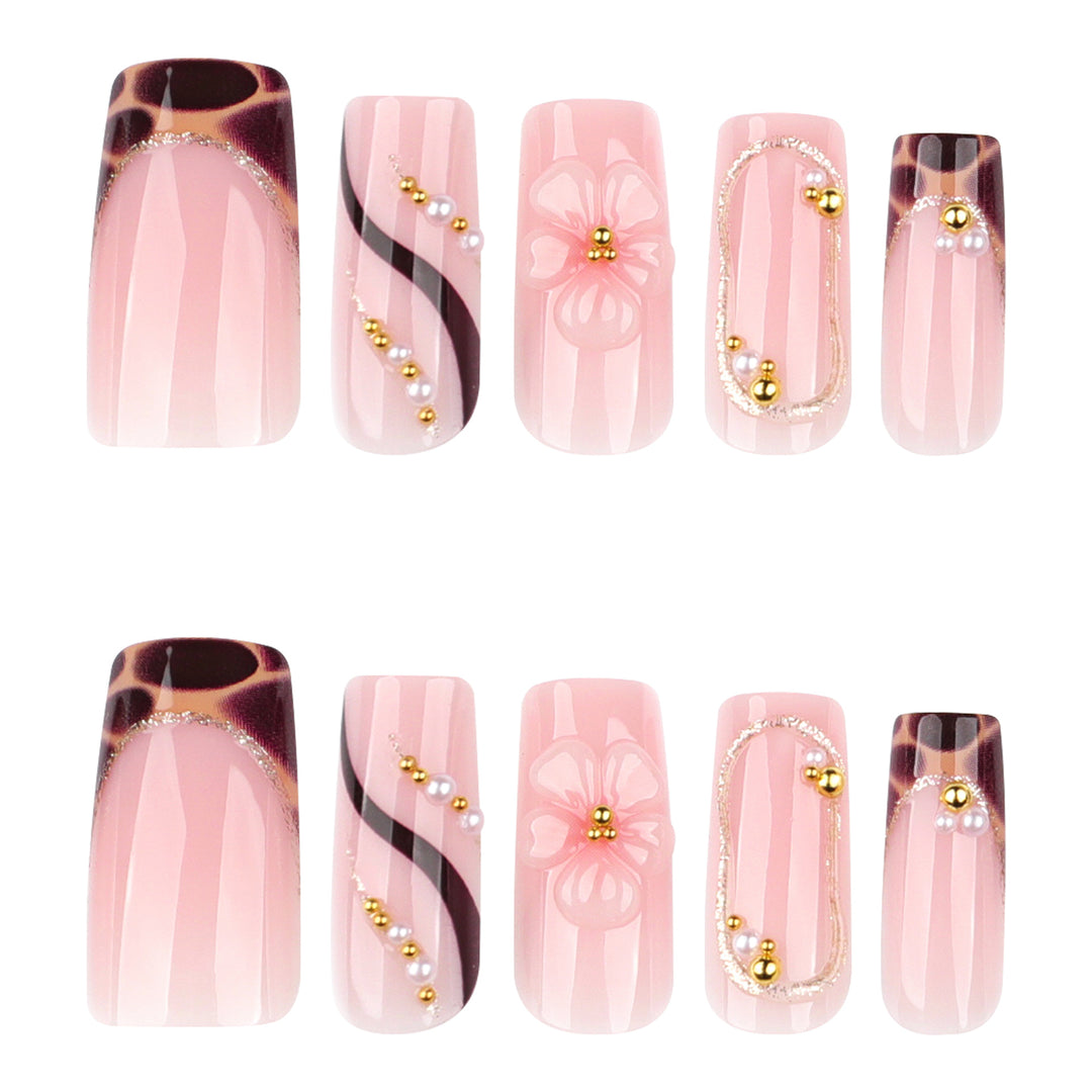 Artificial nail art with flower and glitter effects Bowlift