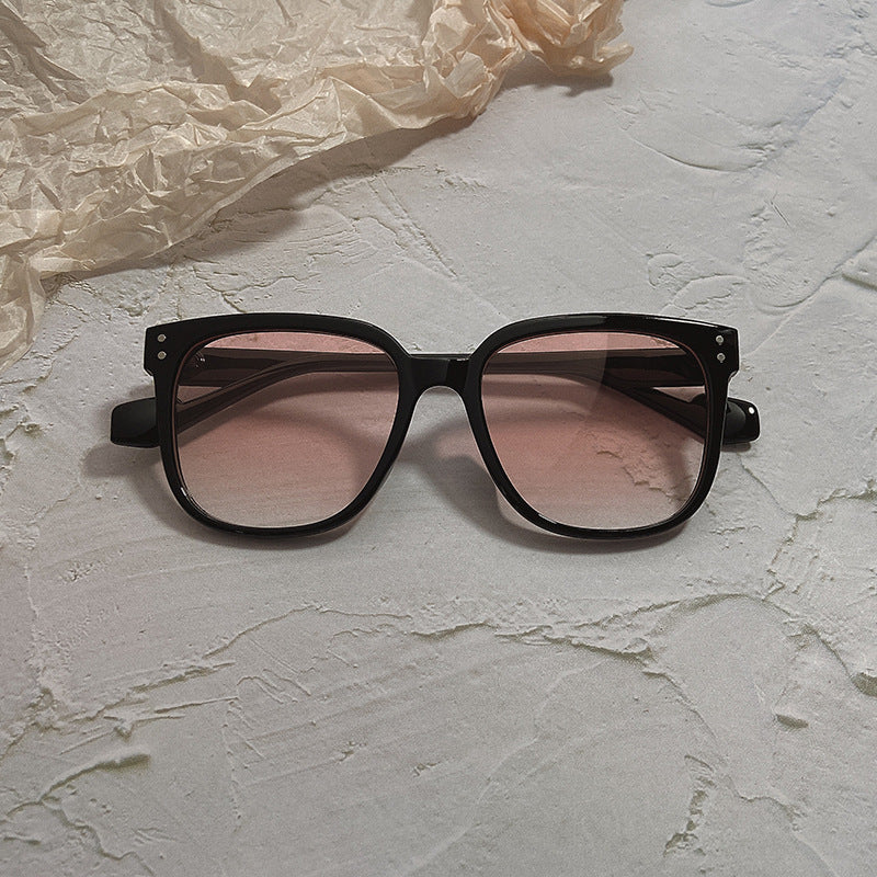 Fashionable Oversized Sunglasses in Contemporary Design Bowlift