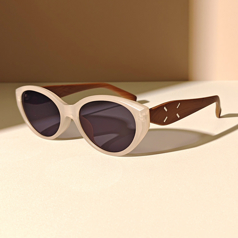 Fashionable Sunglasses in Elegant Cat-Eye Style Bowlift