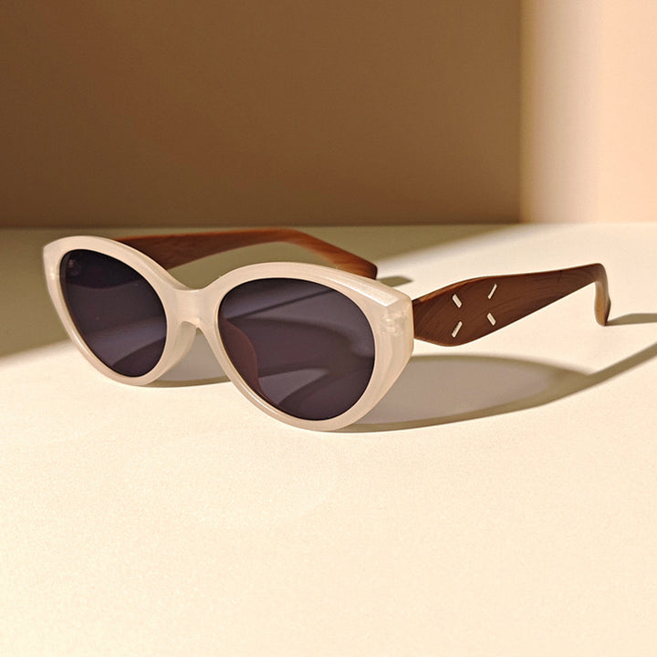 Fashionable Sunglasses in Elegant Cat-Eye Style Bowlift