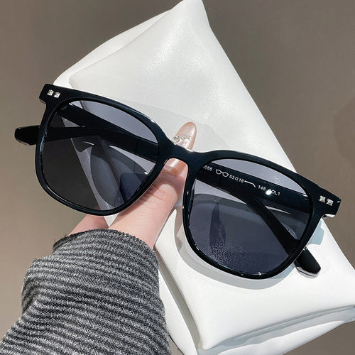 Women timeless sunglasses in modern rectangular design Bowlift