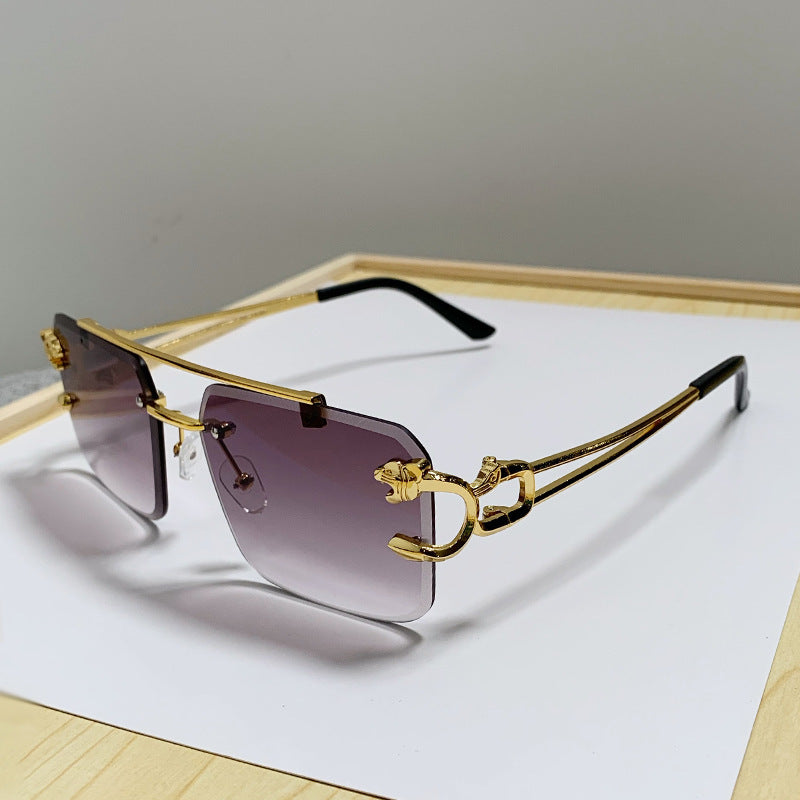 Women's glasses with extravagant frame and luxurious accents Bowlift