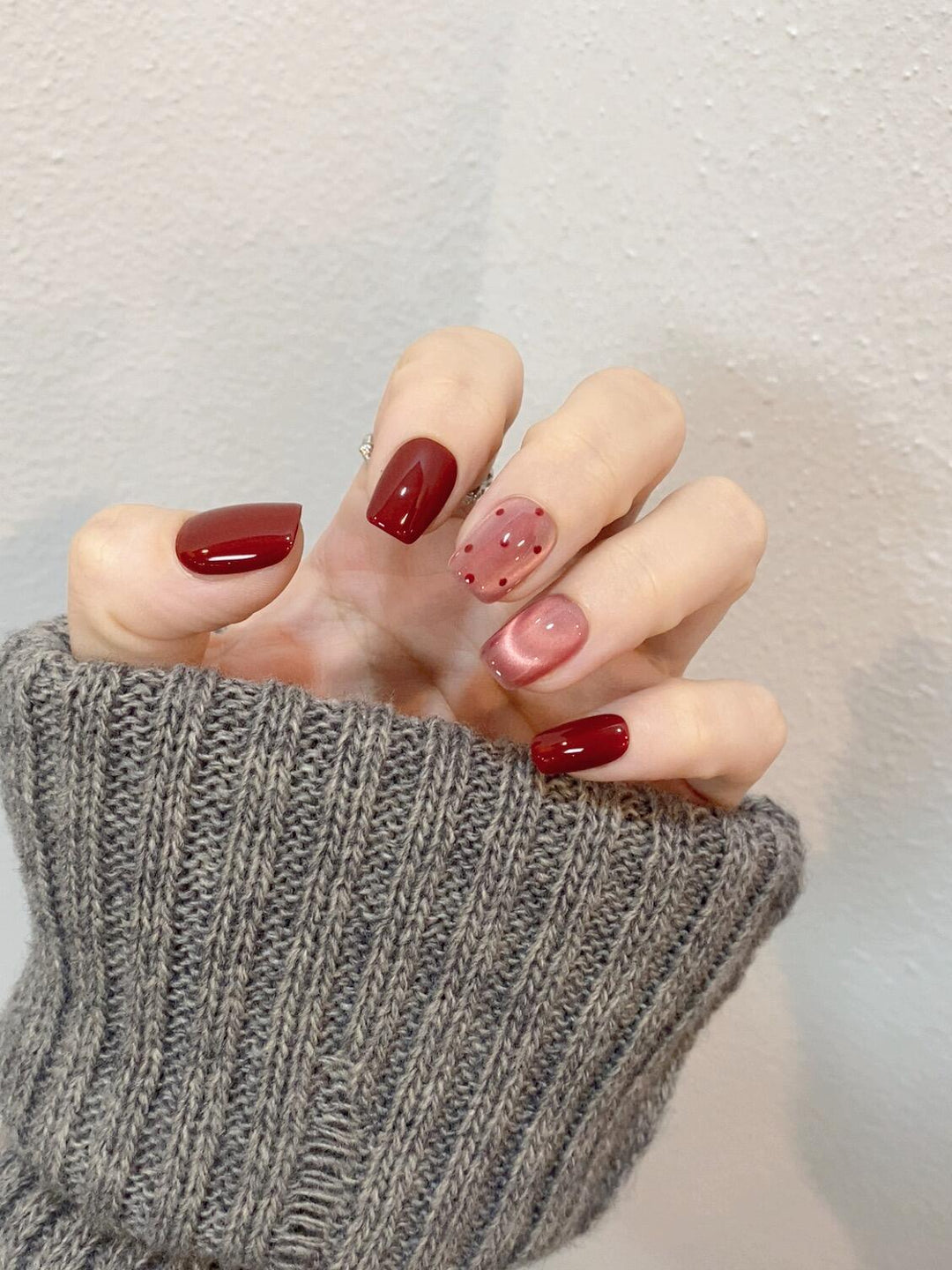 Artificial nail tips with creative dots and high gloss finish Bowlift