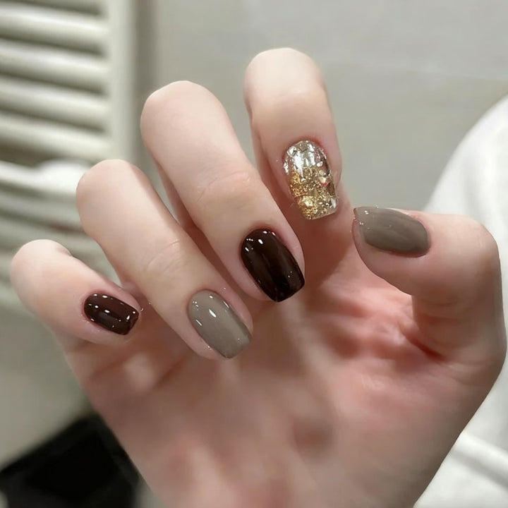 Shiny artificial nails with gold accents Bowlift