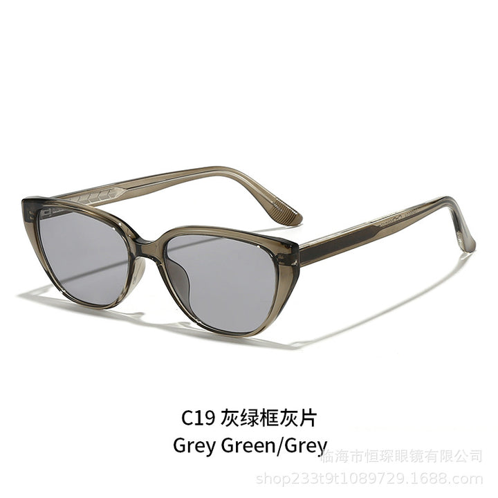 Women Cat-Eye Sunglasses with trendy leopard pattern and sturdy frame Bowlift