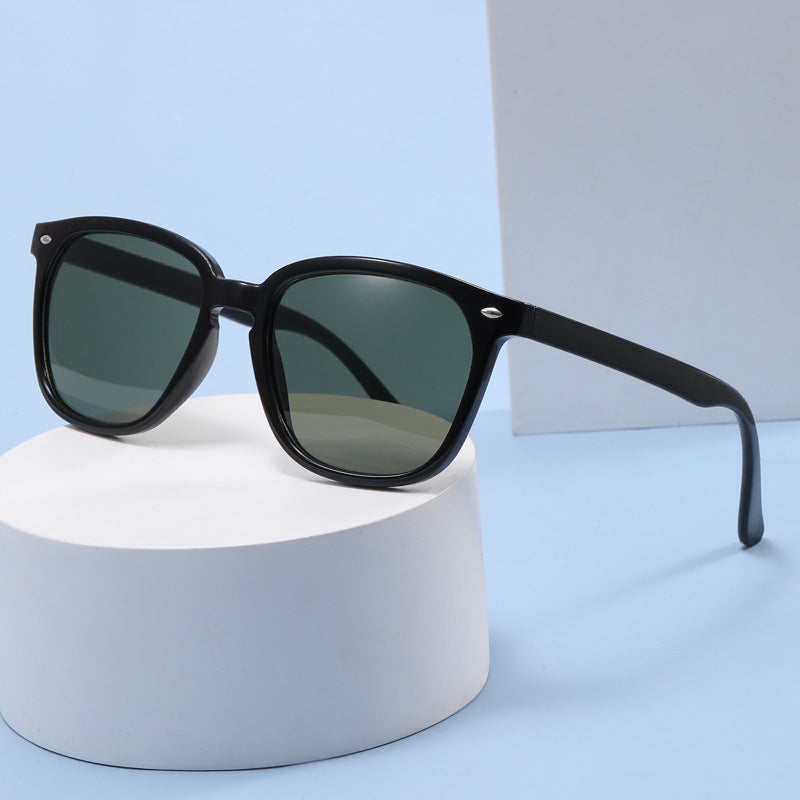 Ladies contemporary sunglasses with elegant shield design Bowlift
