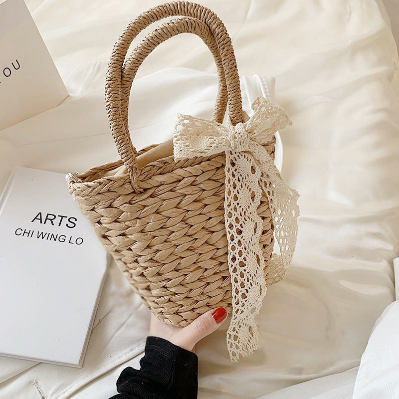 Trendy basket bag with lace application Bowlift