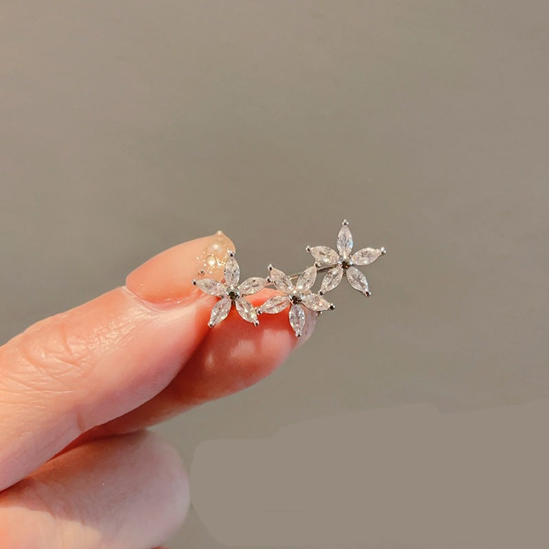 Flower brooch made of radiant gemstones Bowlift