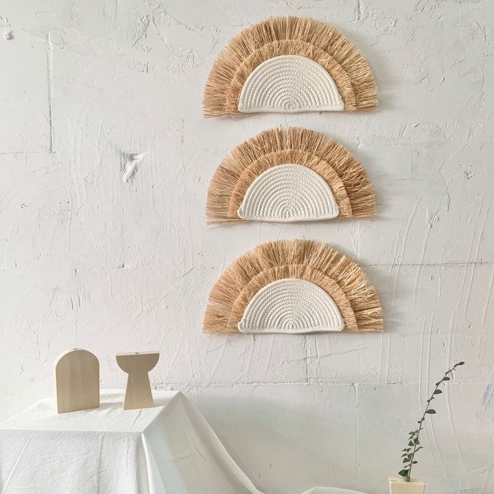 Decorative wall decoration with synthetic fiber and wooden beads Bowlift