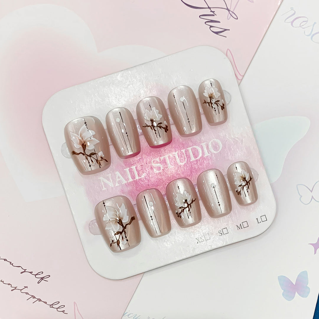Artful and elegant nail tips Bowlift