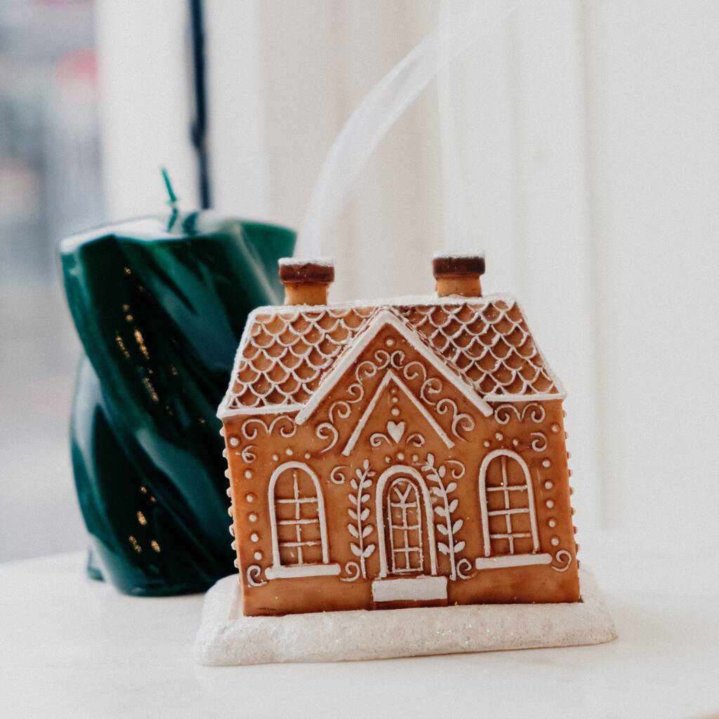 Decorative Winter House Bowlift