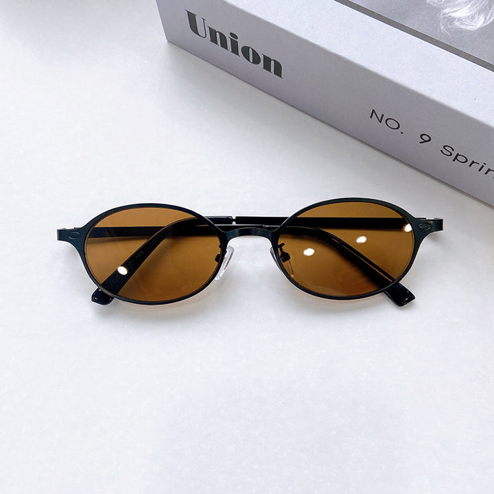 Fashionable Round Sunglasses with Elegant Golden Frame Bowlift