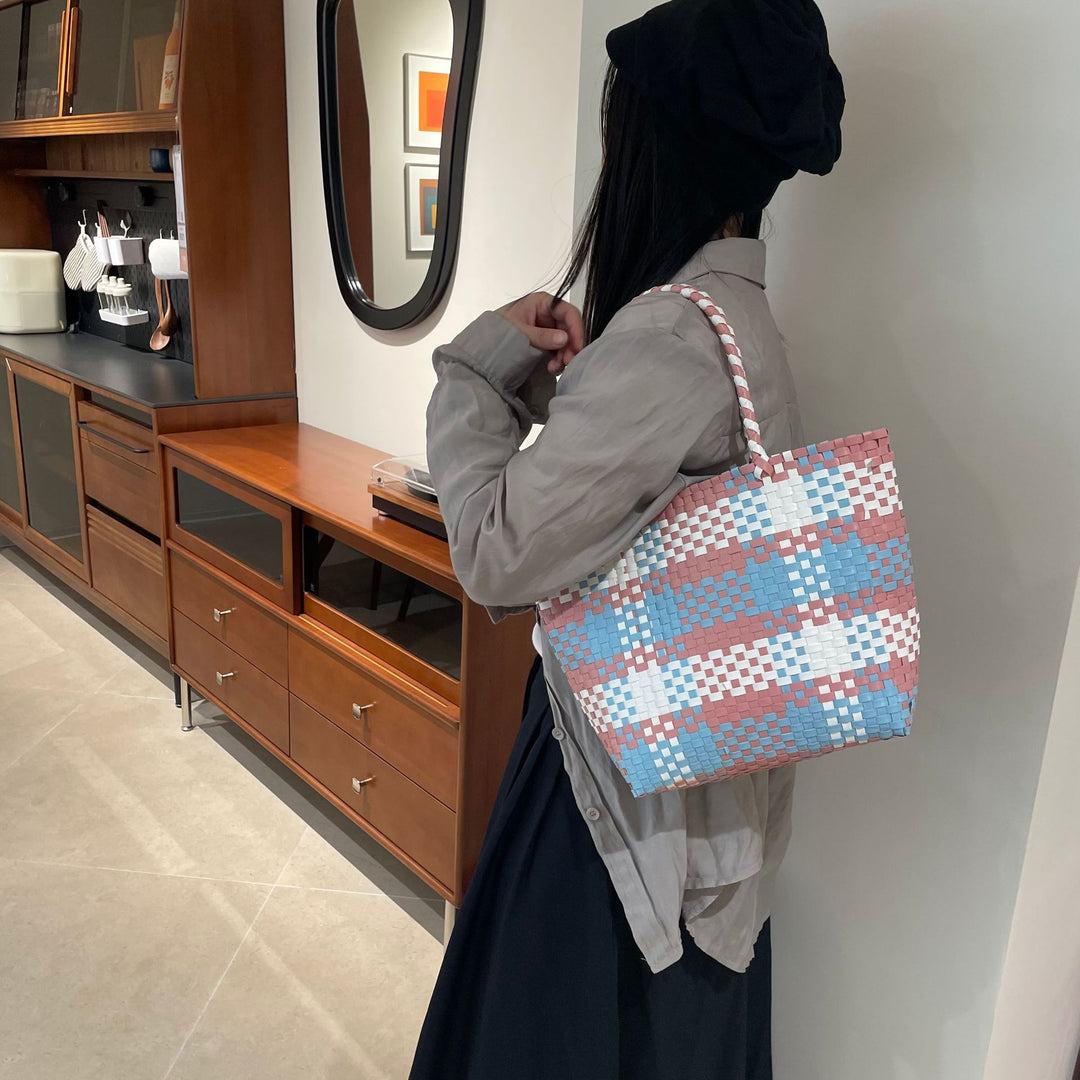 Handwoven leisure bag in modern design Bowlift