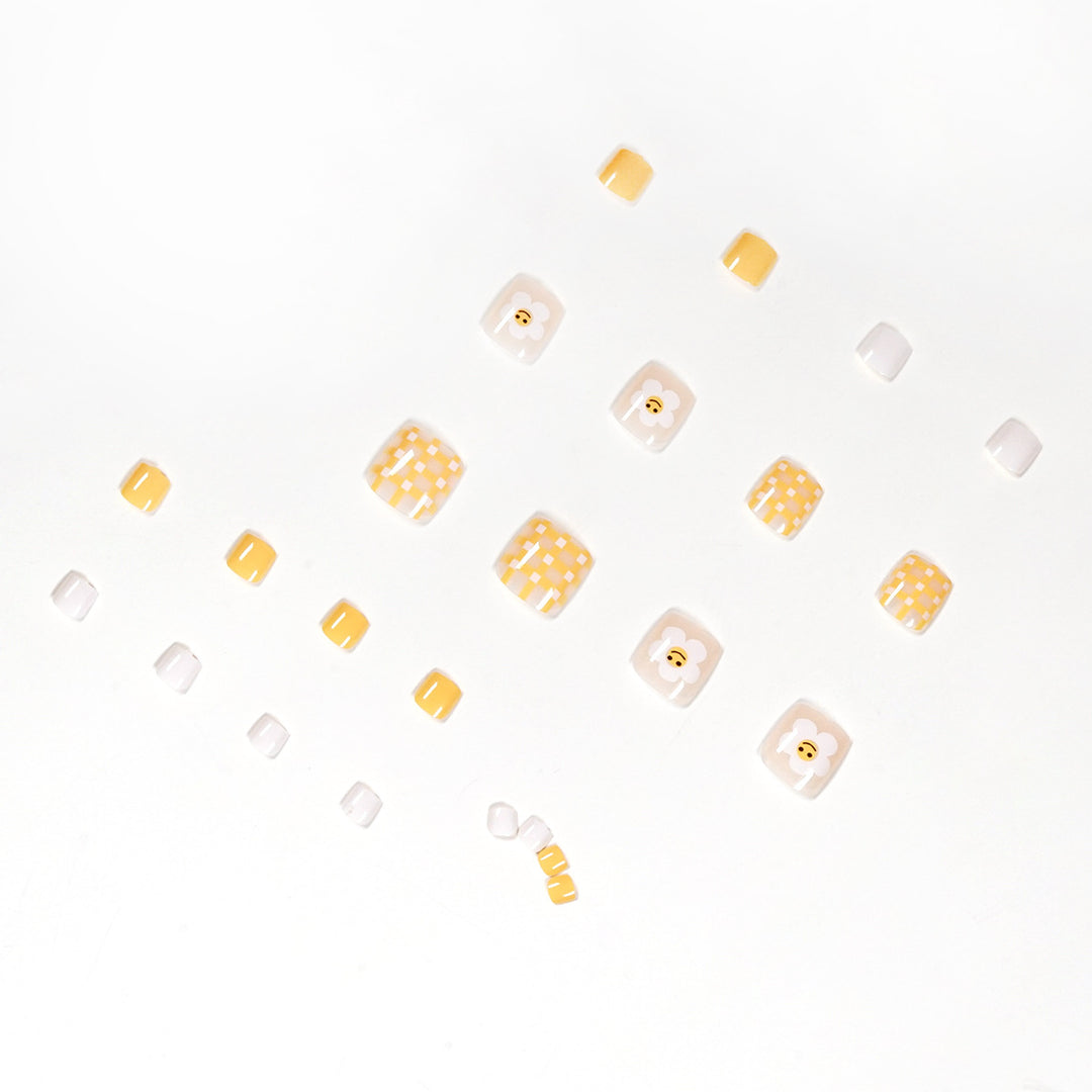 Artful toenail design with cheerful flower motifs Bowlift
