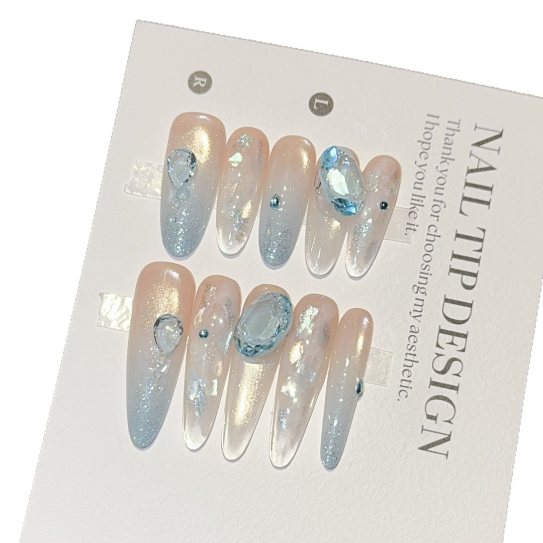 Artificial nails with rhinestones and glitter effects Bowlift