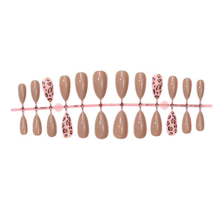 Nail set with modern leopard design Bowlift