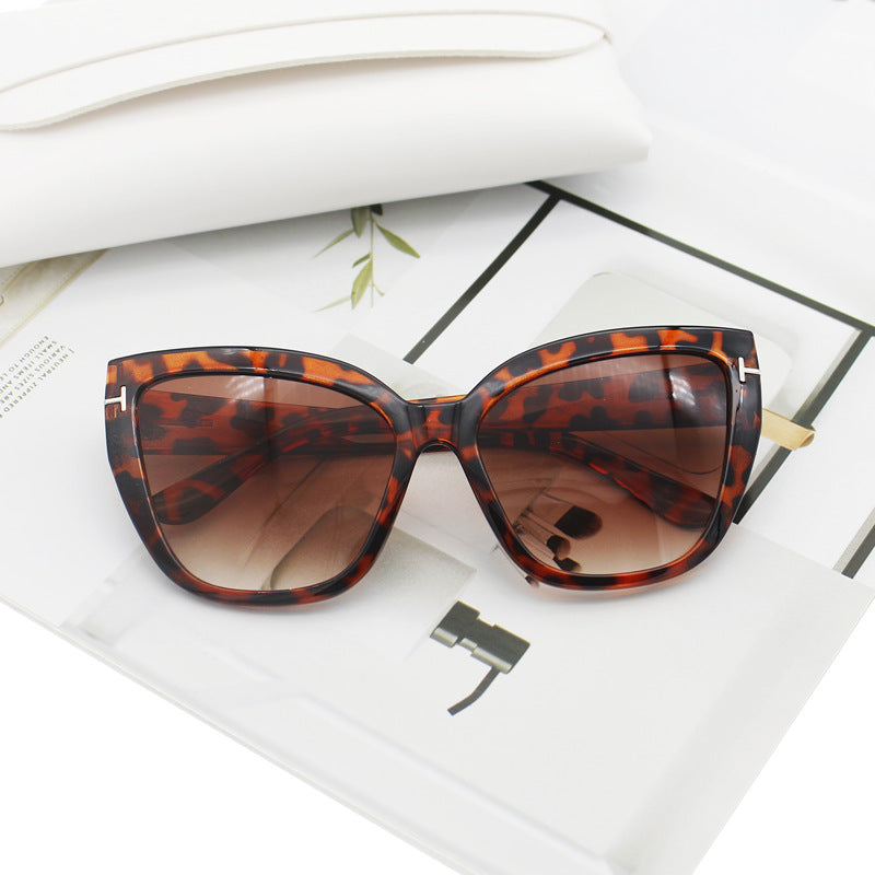 Women's Cat-Eye Sunglasses with Elegant Accents Bowlift