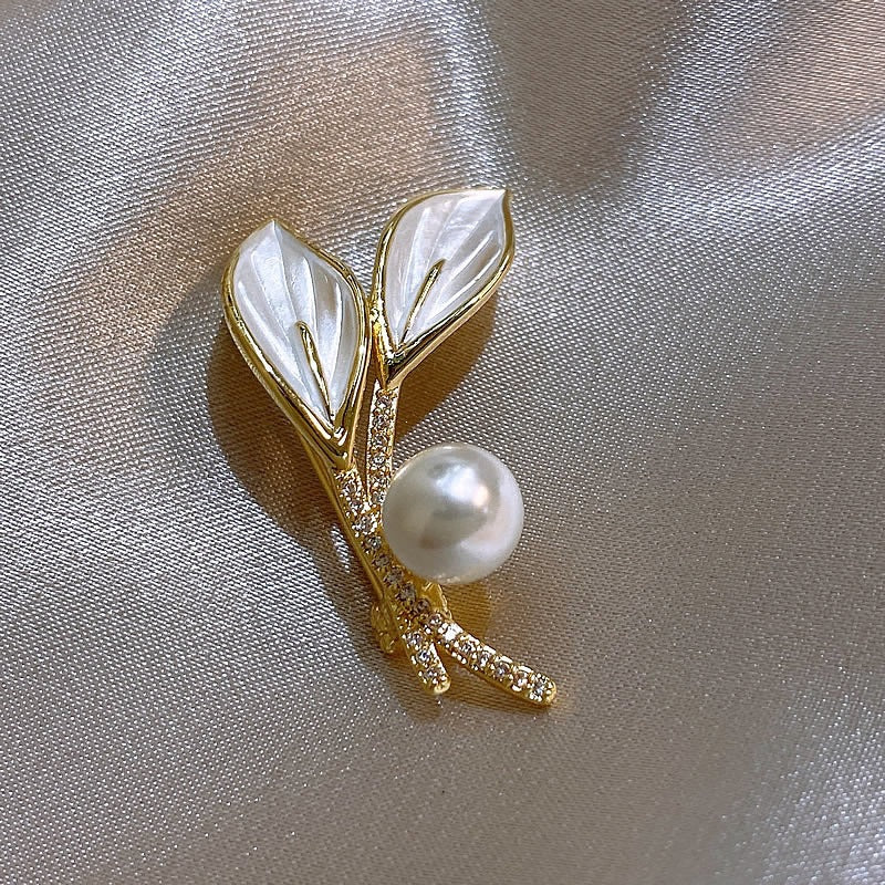 Elegant brooch with pearl and rhinestone details Bowlift