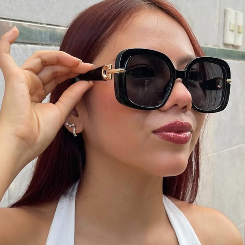 Women's square sunglasses with luxurious metal accent Bowlift